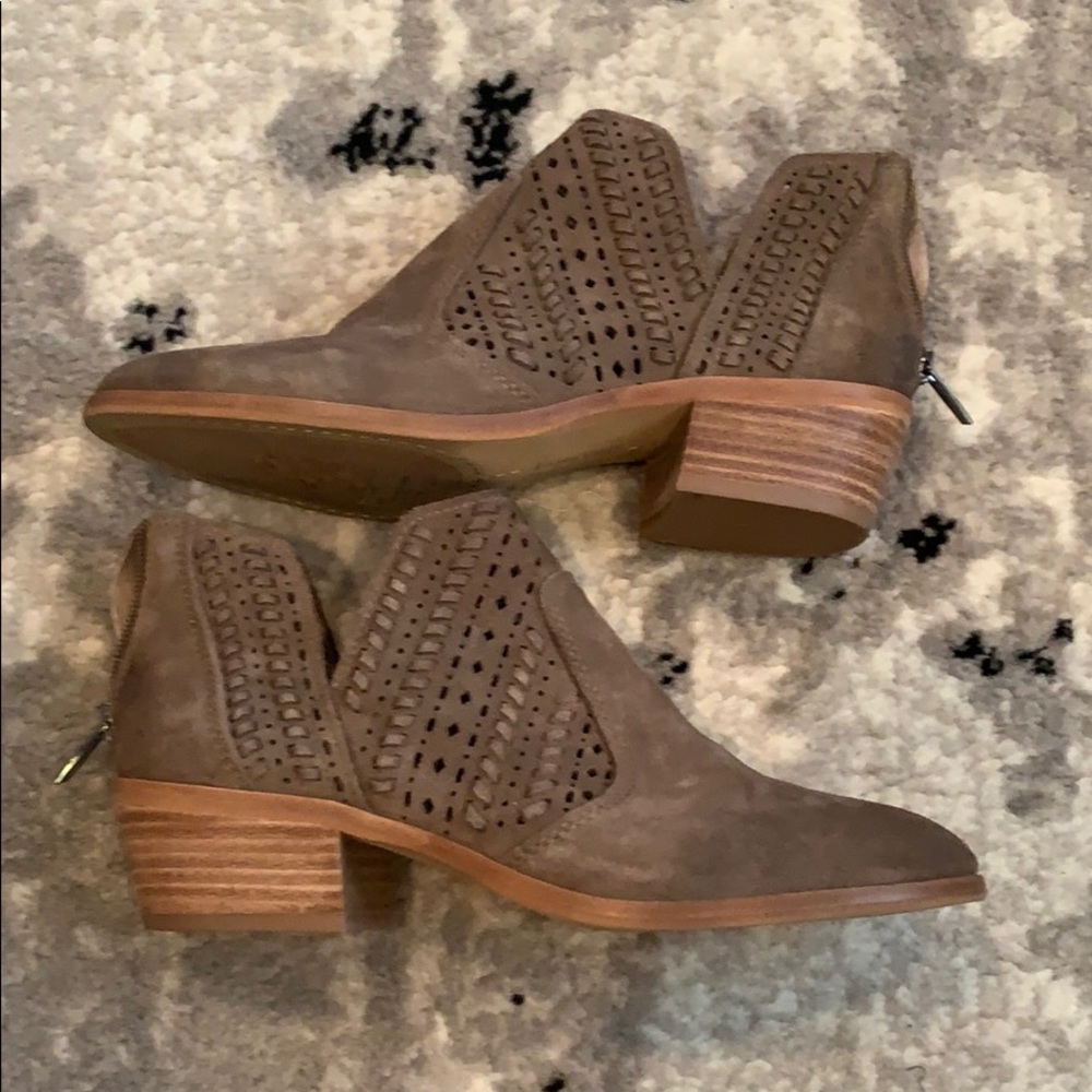 NWOT Vince Camino boots